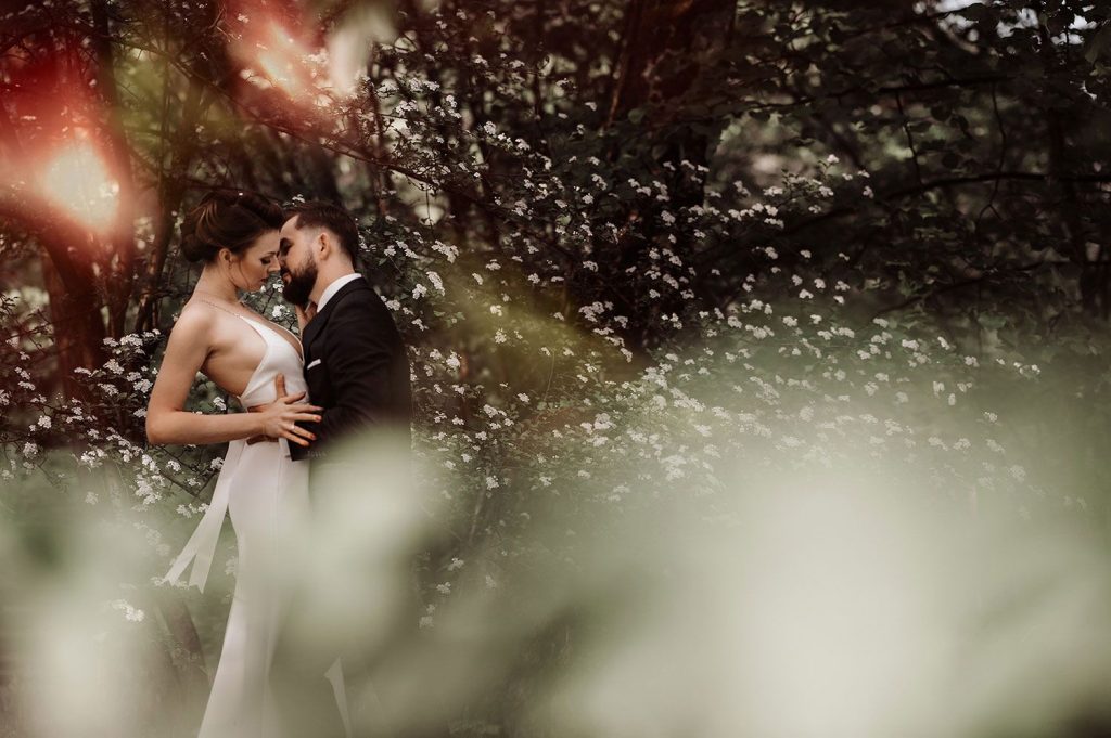 Romantyczna sesja Pary Młodej w plenerze – fotografia ślubna Warszawa