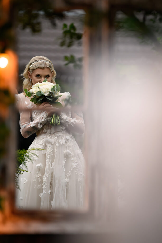 Portret Panny Młodej z bukietem – naturalna fotografia ślubna