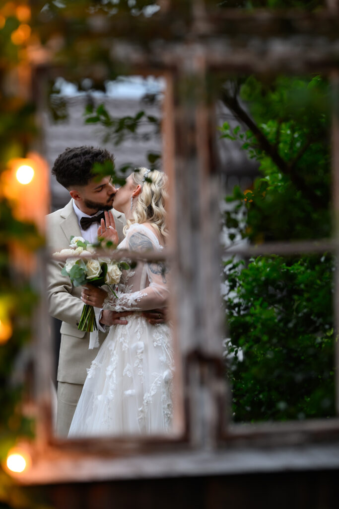 Para Młoda podczas romantycznej sesji ślubnej – fotograf ślubny Warszawa